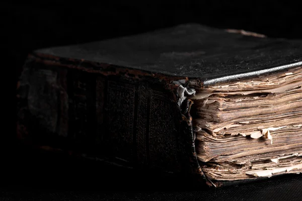 Old thick book on a black background on the desktop — Stock Photo, Image