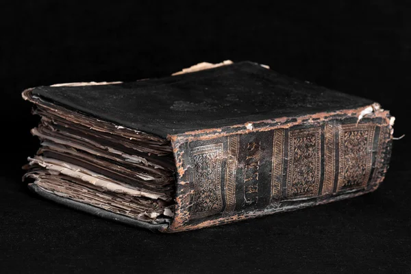 Old thick book on a black background on the desktop — Stock Photo, Image