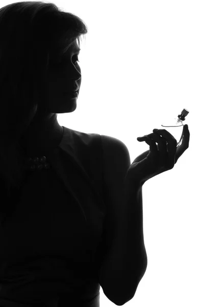 Ritratto di una giovane donna con bottiglia di profumo — Foto Stock