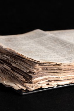 Masanın üzerine açılan eski İncil