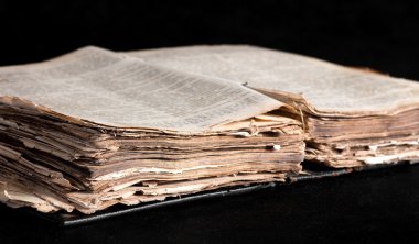 Masanın üzerine açılan eski İncil