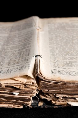 Masanın üzerine açılan eski İncil