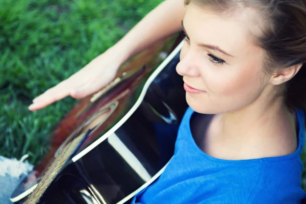 Porträt eines Teenagers mit einer Gitarre unter einem Baum — Stockfoto