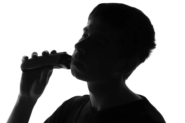 Genç adam elektrikli ustura ile tıraş — Stok fotoğraf