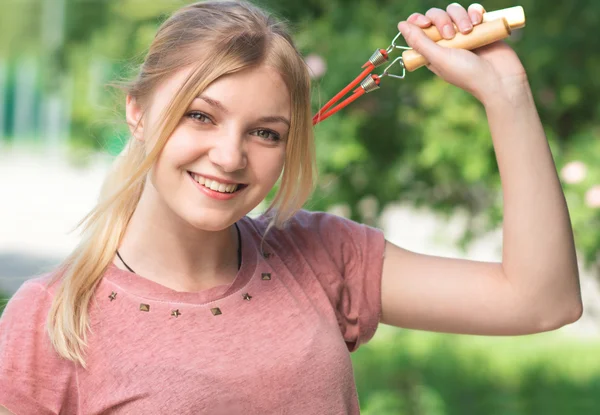 Adolescente con una cuerda saltando en el parque — Foto de Stock