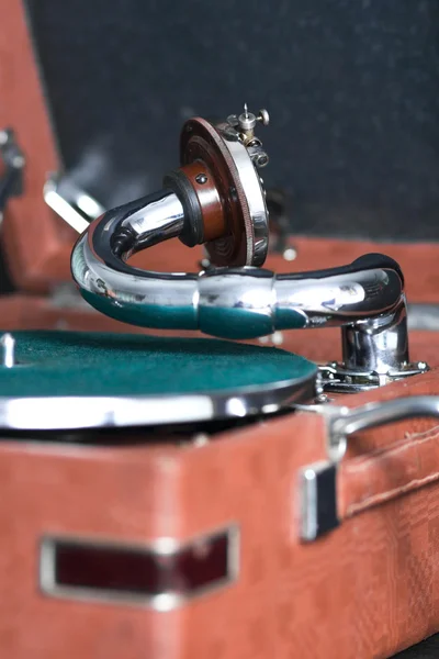 Foto de un viejo gramófono con un plato — Foto de Stock