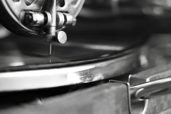 Foto de un viejo gramófono con un plato — Foto de Stock