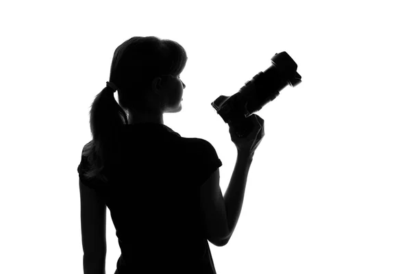 Silhouet van een vrouw met een camera in de hand — Stockfoto