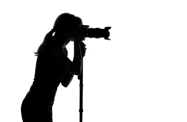 Silhuetten av en kvinna med en kamera — Stockfoto