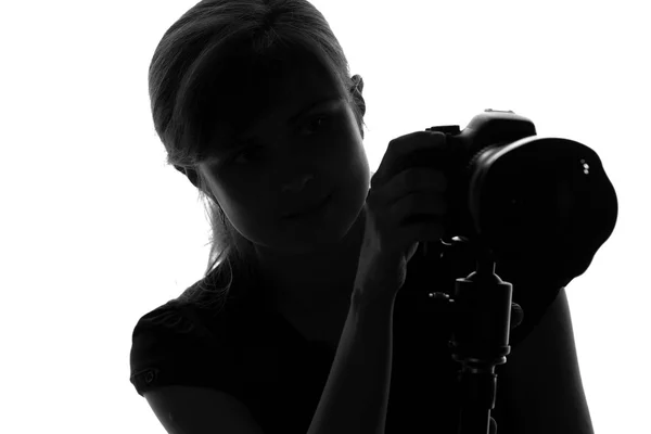 Силуэт женщины с камерой — стоковое фото