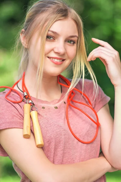 Teenager with a skipping rope in park — Stock Photo, Image