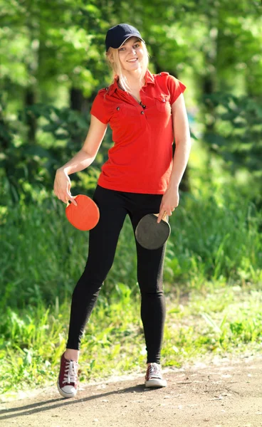 Teenager with a skipping rope in park — Stock Photo, Image