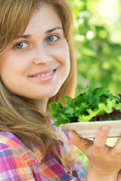 Kvinna med en tallrik med färska grönsaker — Stockfoto