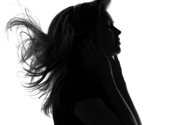 kulaklık ile bir kadın silüeti