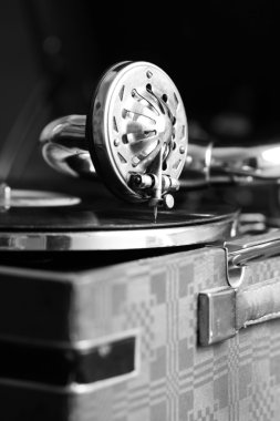 bir plaka ile eski bir gramofon fotoğrafı