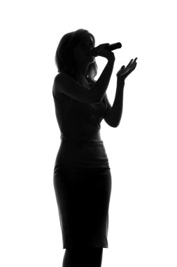 yalıtılmış bir arka plan üzerinde şarkı söyleyen kadın portresi