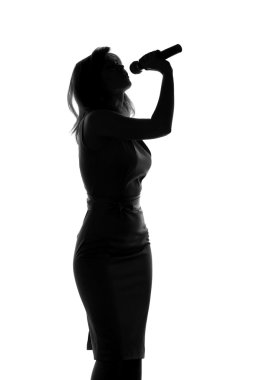 yalıtılmış bir arka plan üzerinde şarkı söyleyen kadın portresi