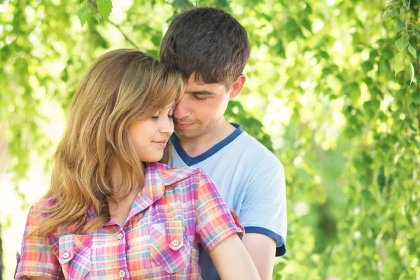 Bela jovem casal na natureza — Fotografia de Stock