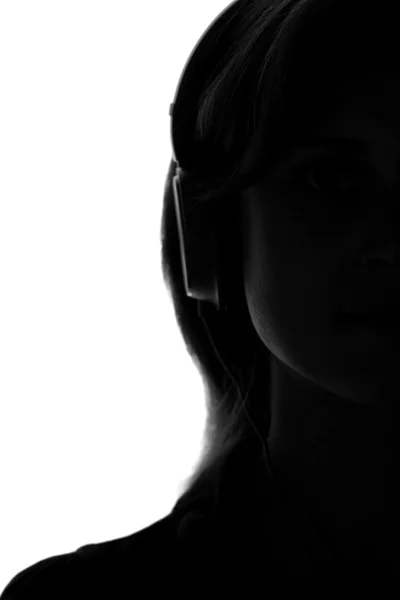 Silhuetten av en kvinna med hörlurar — Stockfoto
