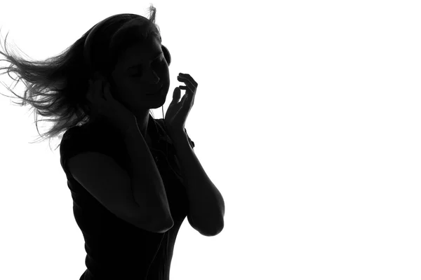 Silhueta de uma mulher com fones de ouvido — Fotografia de Stock