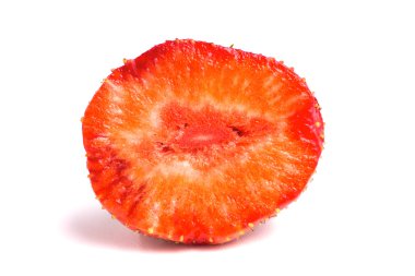 Beyaz arka planda yarım çilek.