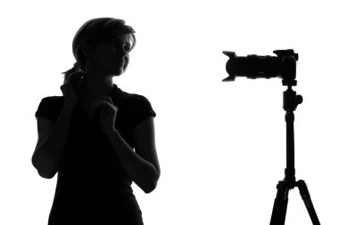 Kadın kendini bir fotoğraf makinesi ile vuruyor