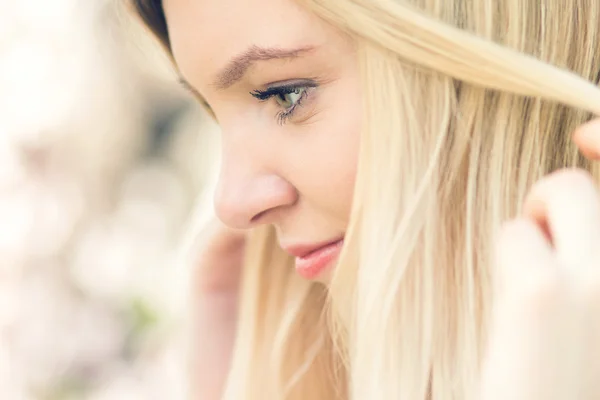 Portret van een jonge vrouw — Stockfoto