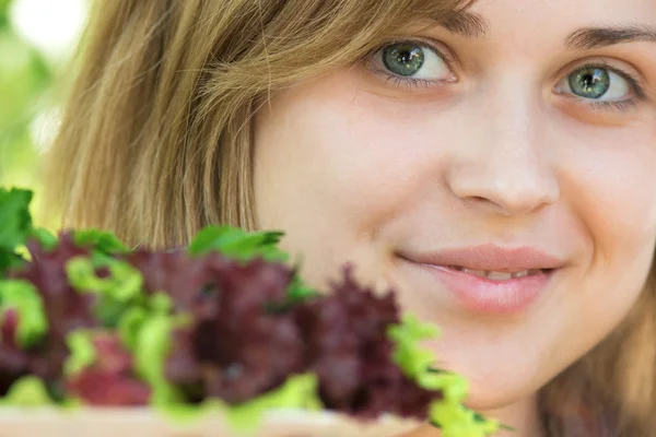Kvinna med en tallrik med färska grönsaker — Stockfoto