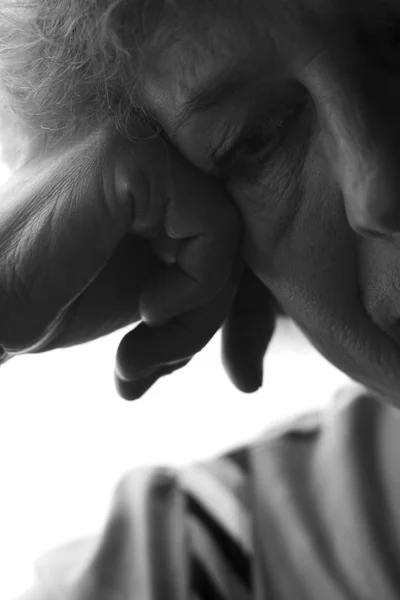 Silhouet van een oude vrouw van triest — Stockfoto