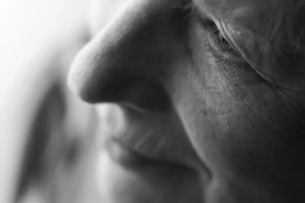 Silhouet van een oude vrouw — Stockfoto