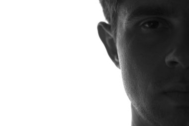 siyah-beyaz üzgün bir adam portresi