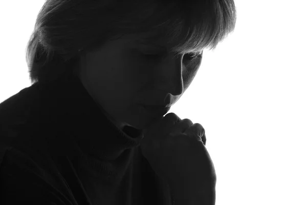 Силуэт грустной задумчивой женщины — стоковое фото
