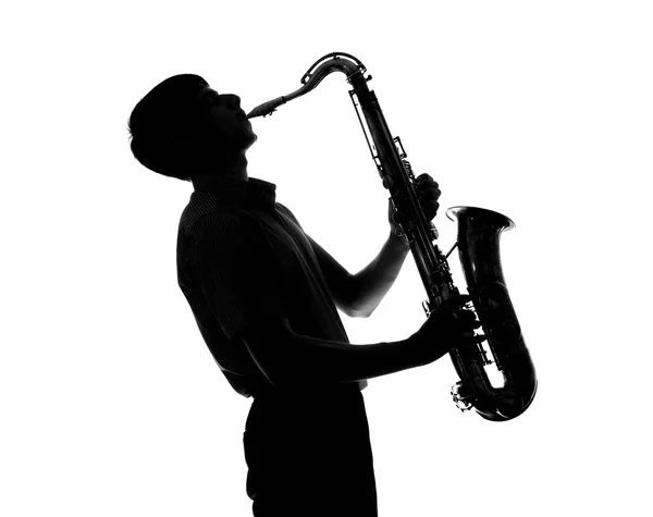 Silueta de un hombre tocando el saxo — Foto de Stock