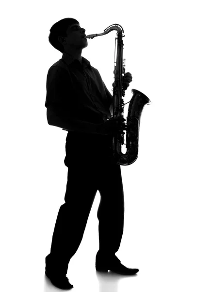 Portrait d'un jeune artiste avec un saxophone — Photo