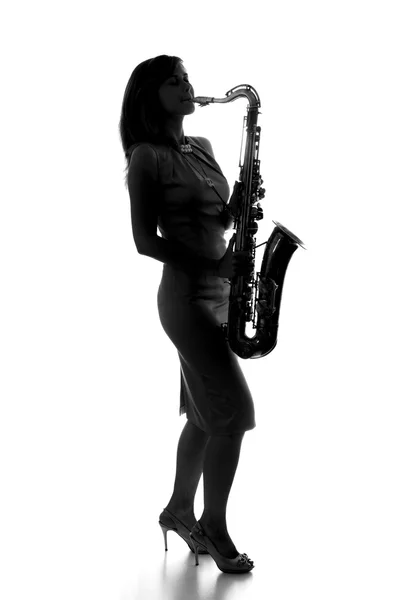 Silhouette d'une femme avec un saxophone — Photo