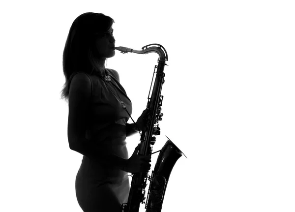 Молодая женщина, играющая на саксофоне — стоковое фото