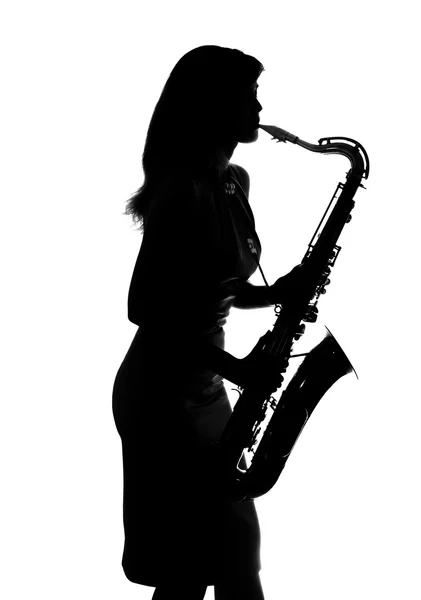 Młoda kobieta, grając na saksofonie — Zdjęcie stockowe