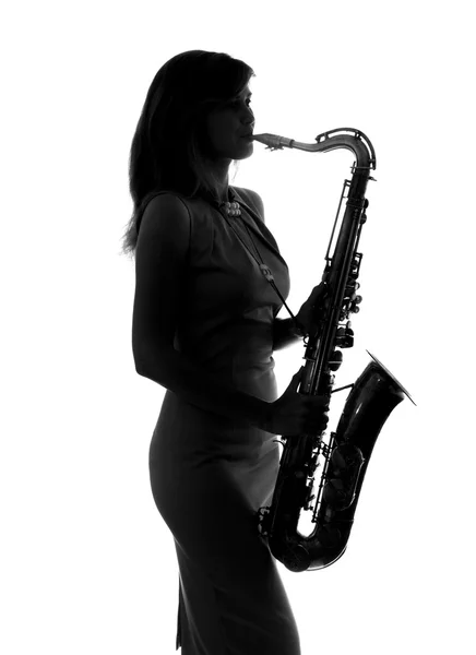 年轻女子的演奏萨克斯管 — 图库照片