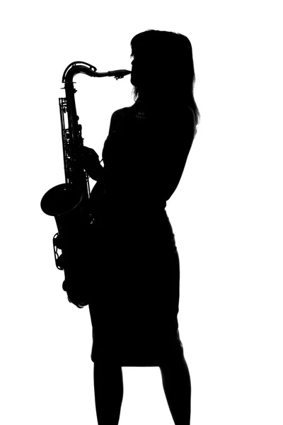 Mujer joven tocando el saxofón — Foto de Stock