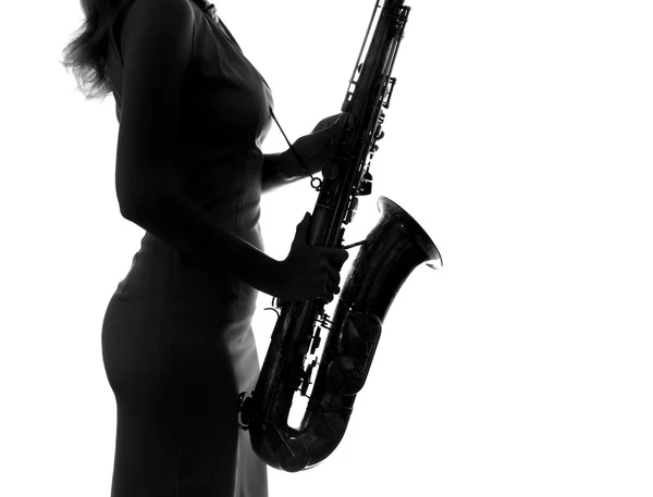 Mujer joven tocando el saxofón — Foto de Stock