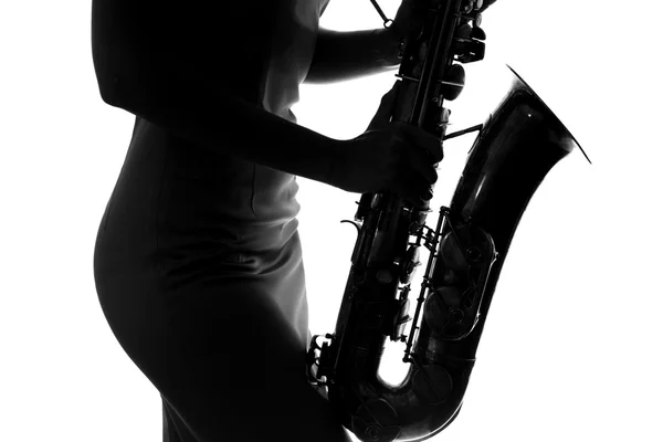 Молодая женщина, играющая на саксофоне — стоковое фото