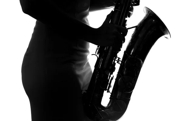 Mujer joven tocando el saxofón — Foto de Stock