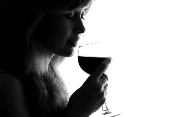 Silhouette einer Frau mit einem Glas Wein — Stockfoto