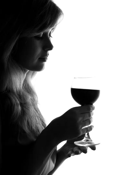 Bir kadeh şarap içen bir kadının silüeti. — Stok fotoğraf