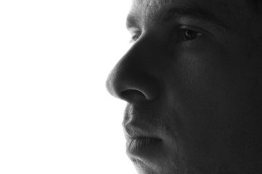 Beyaz bir arka plan üzerinde üzgün adam siluet