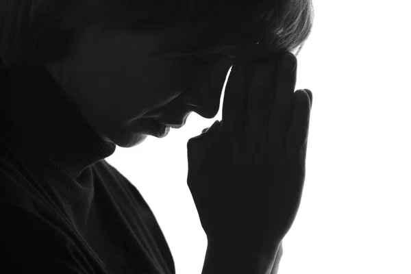 Portrait isolé noir et blanc d'une femme les mains pliées dans la prière à Dieu — Photo