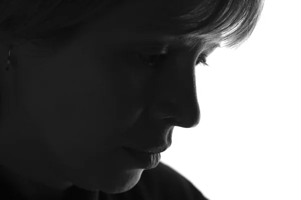 Geïsoleerde zwart-wit portret van een vrouw ervaren van negatieve emoties — Stockfoto
