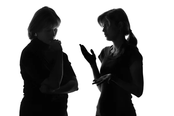 Silhouette noire et blanche d'une mère inquiète que sa fille écoute les problèmes à l'adolescence — Photo
