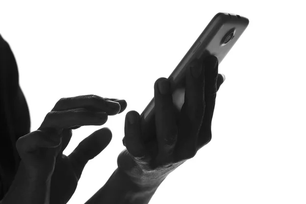 Siyah ve beyaz bir kadın kullanır bir dokunmatik ekran smartphone silüeti — Stok fotoğraf