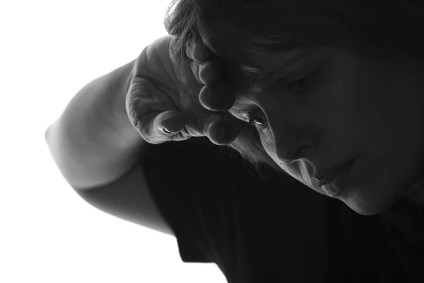Retrato aislado en blanco y negro de una mujer cansada se pone la mano en la frente —  Fotos de Stock